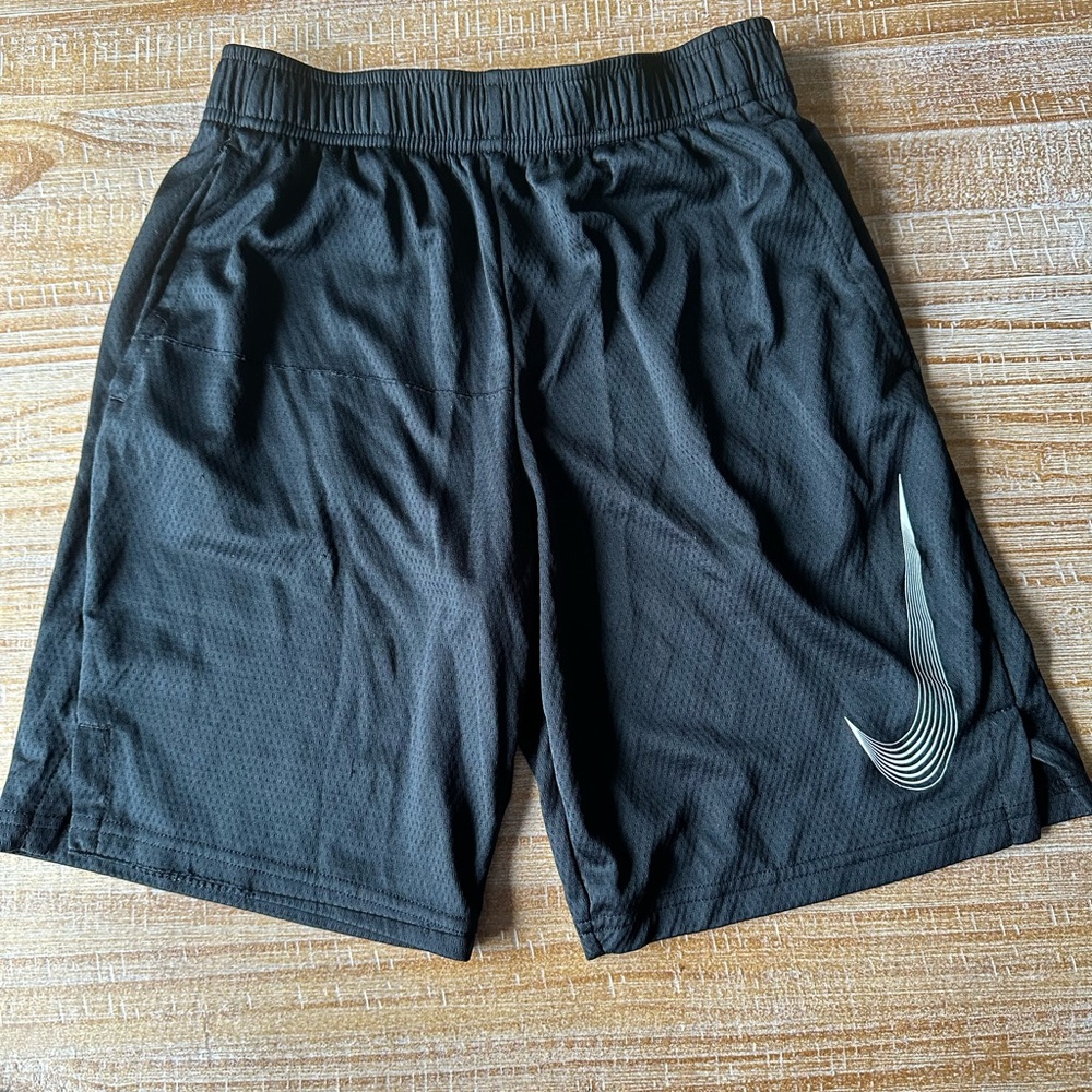 Boys Nike shorts size youth large